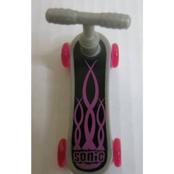 SONIC DRIVE IN Skateboards and Magnetic Skaters 5 Pieces Action Figures 2005 - Picture 7 of 10